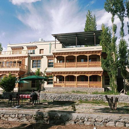 Отель Sindhu Residency She Экстерьер фото