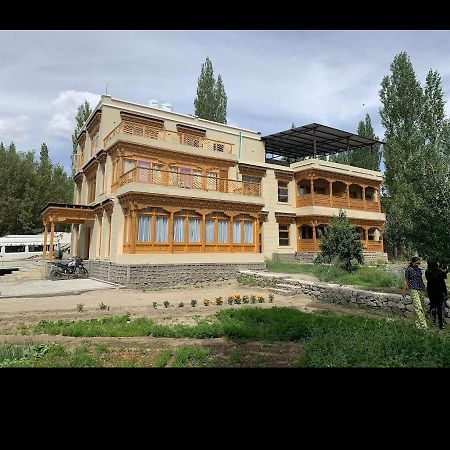 Отель Sindhu Residency She Экстерьер фото