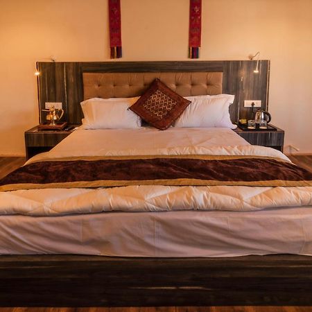 Отель Sindhu Residency She Экстерьер фото