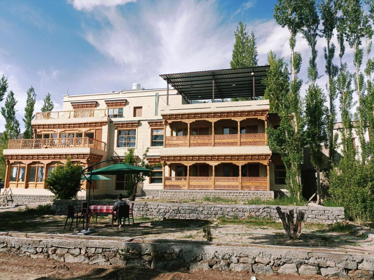 Отель Sindhu Residency She Экстерьер фото