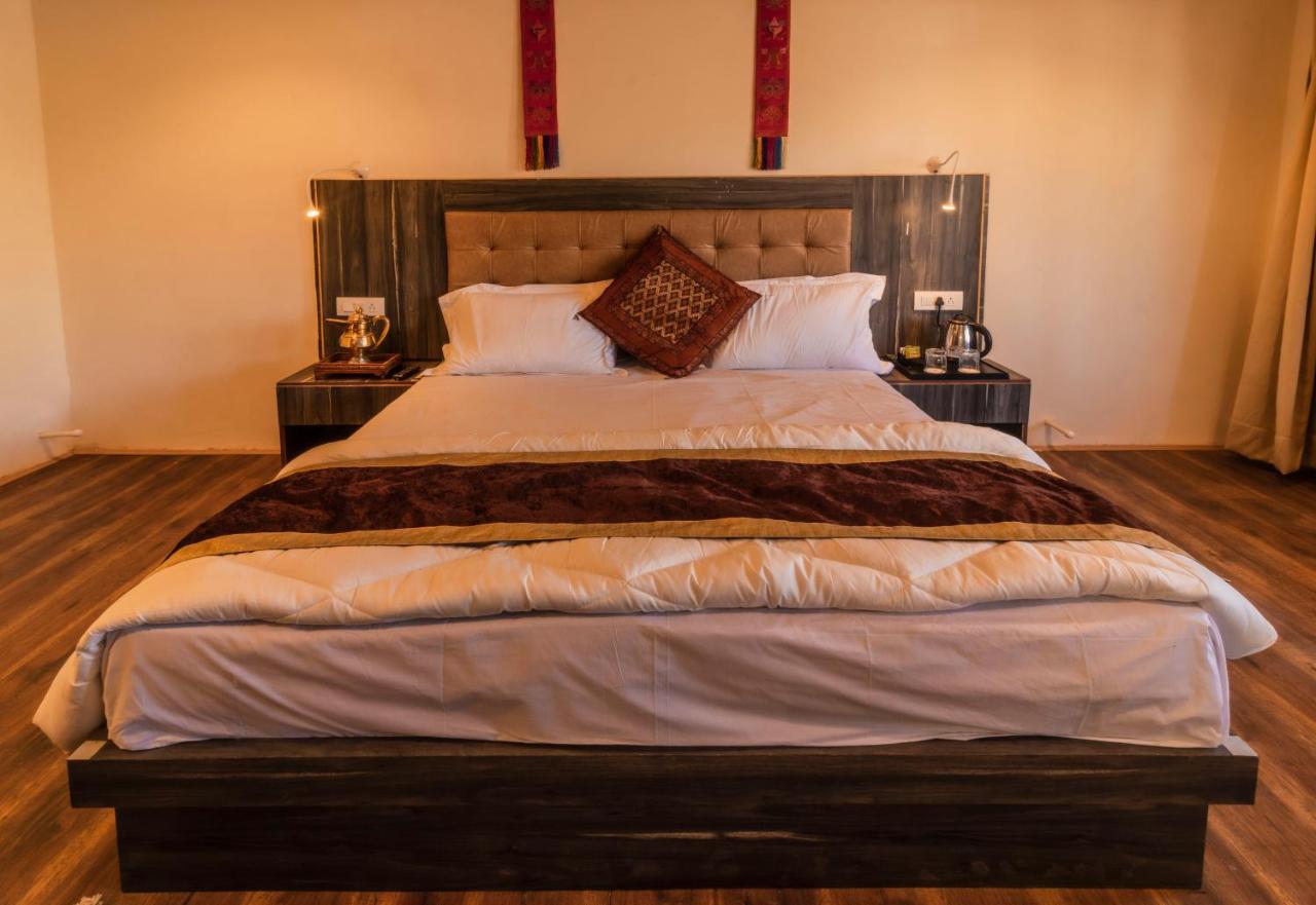 Отель Sindhu Residency She Экстерьер фото