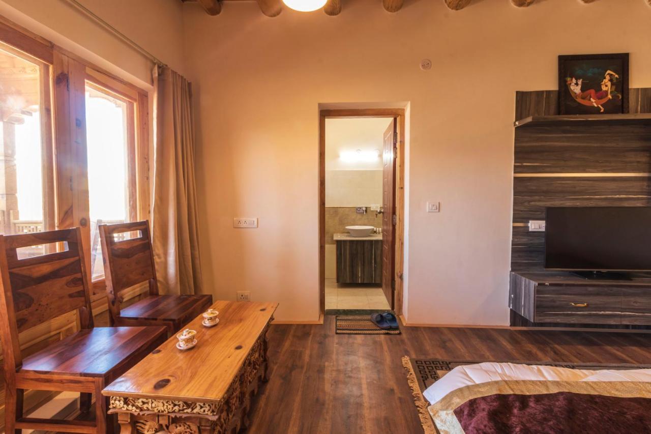 Отель Sindhu Residency She Экстерьер фото