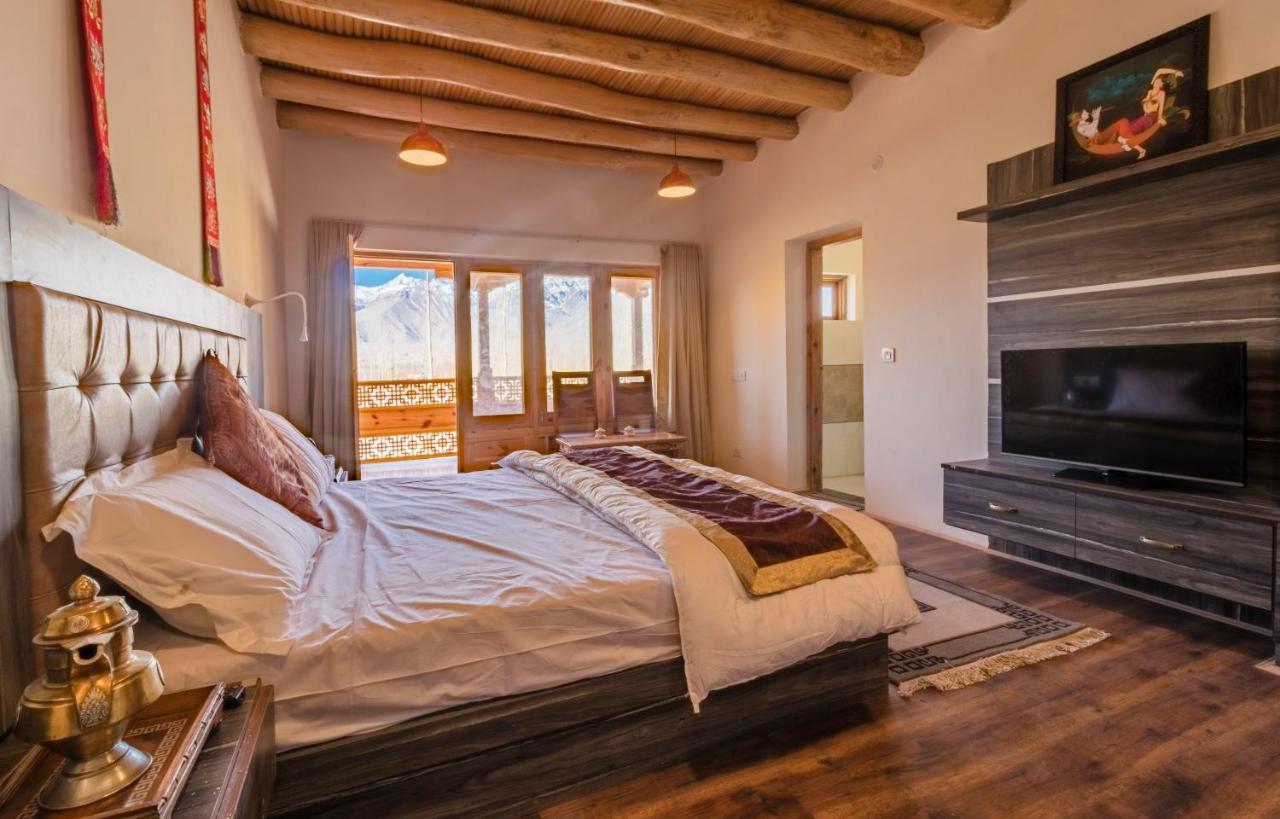 Отель Sindhu Residency She Экстерьер фото