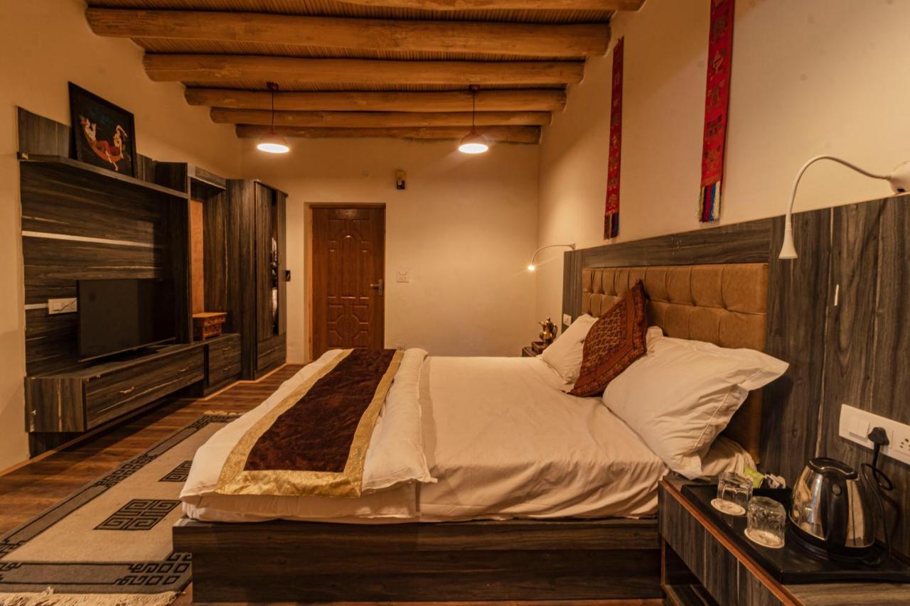 Отель Sindhu Residency She Экстерьер фото