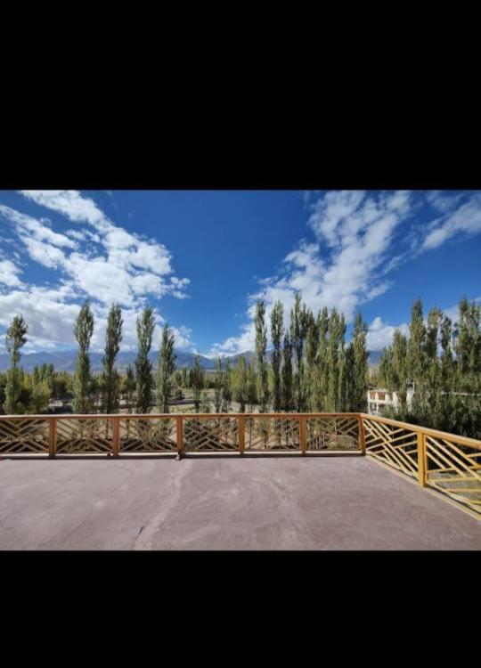 Отель Sindhu Residency She Экстерьер фото