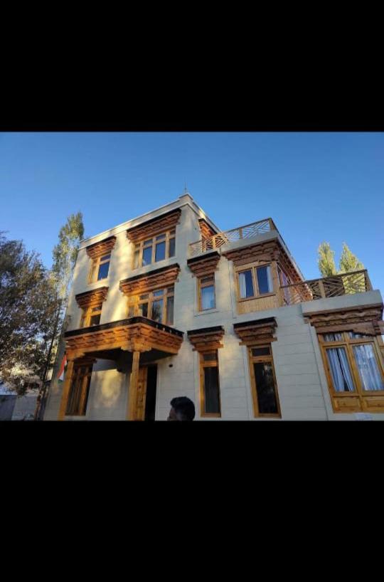 Отель Sindhu Residency She Экстерьер фото